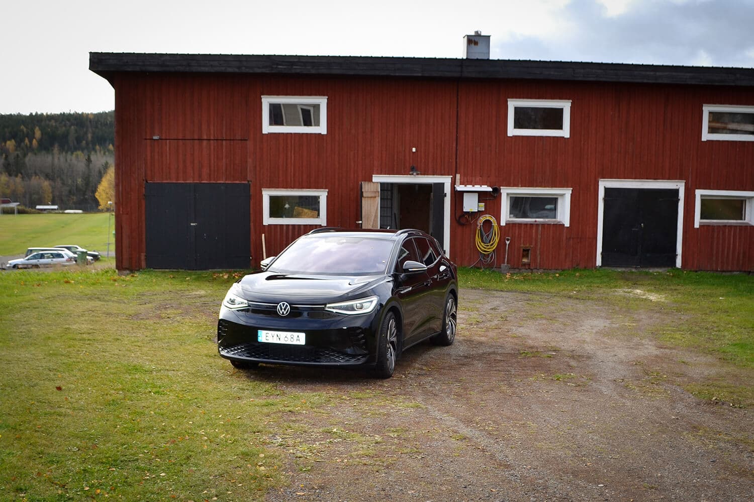 Bilen är utrustad med en utfällbar dragkrok. ”Vi körde matjord på släp med den igår. Det har vi gjort många gånger nu och det funkar bra. Så klart drar det mer från batteriet då, vilket kan vara bra att tänka på”, säger Kenneth Axelstén.