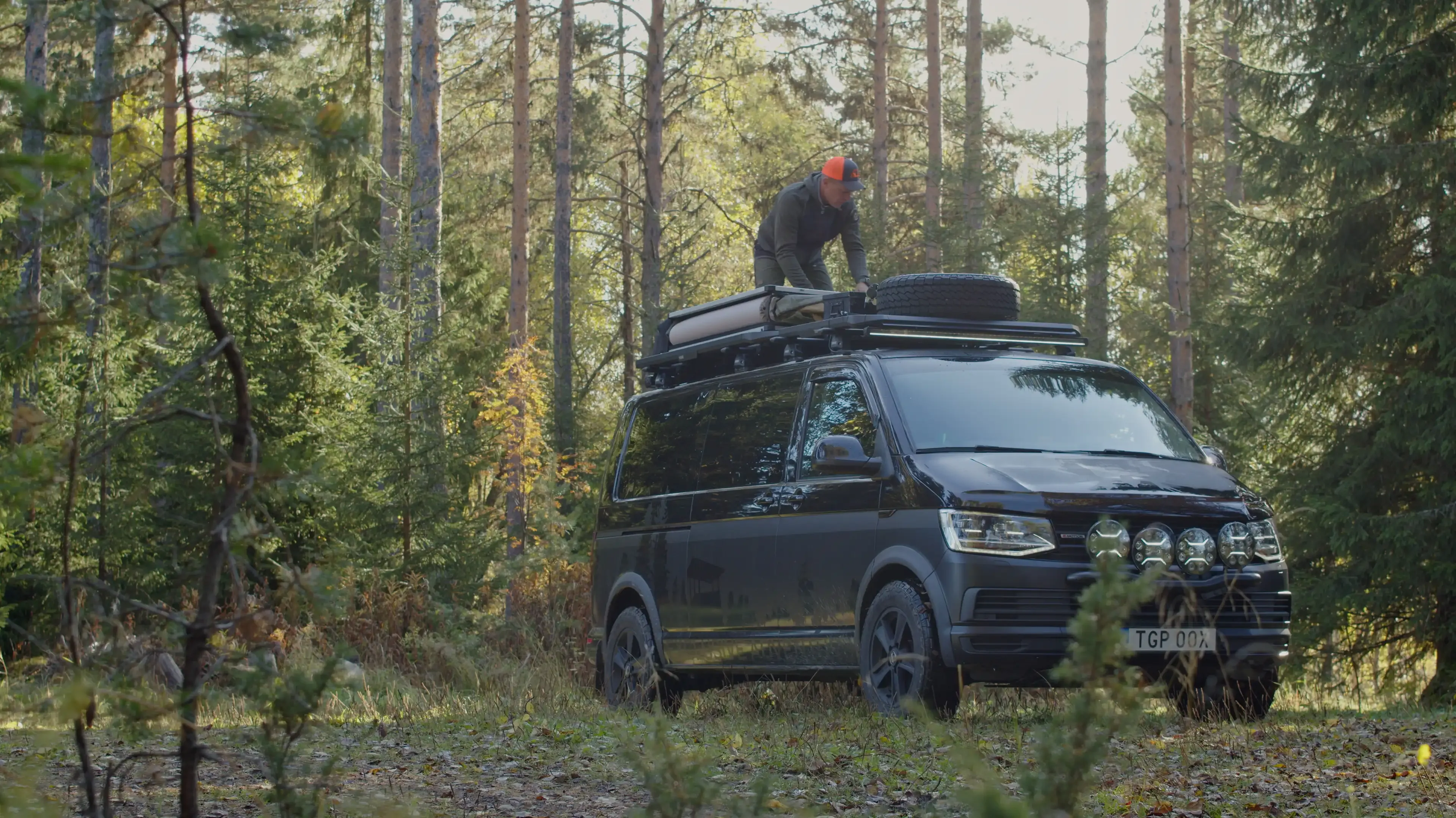 Ibland blir Fredrik kvar i skogen över natten, då kommer sovplatsen i taktältet på taket väl till pass.