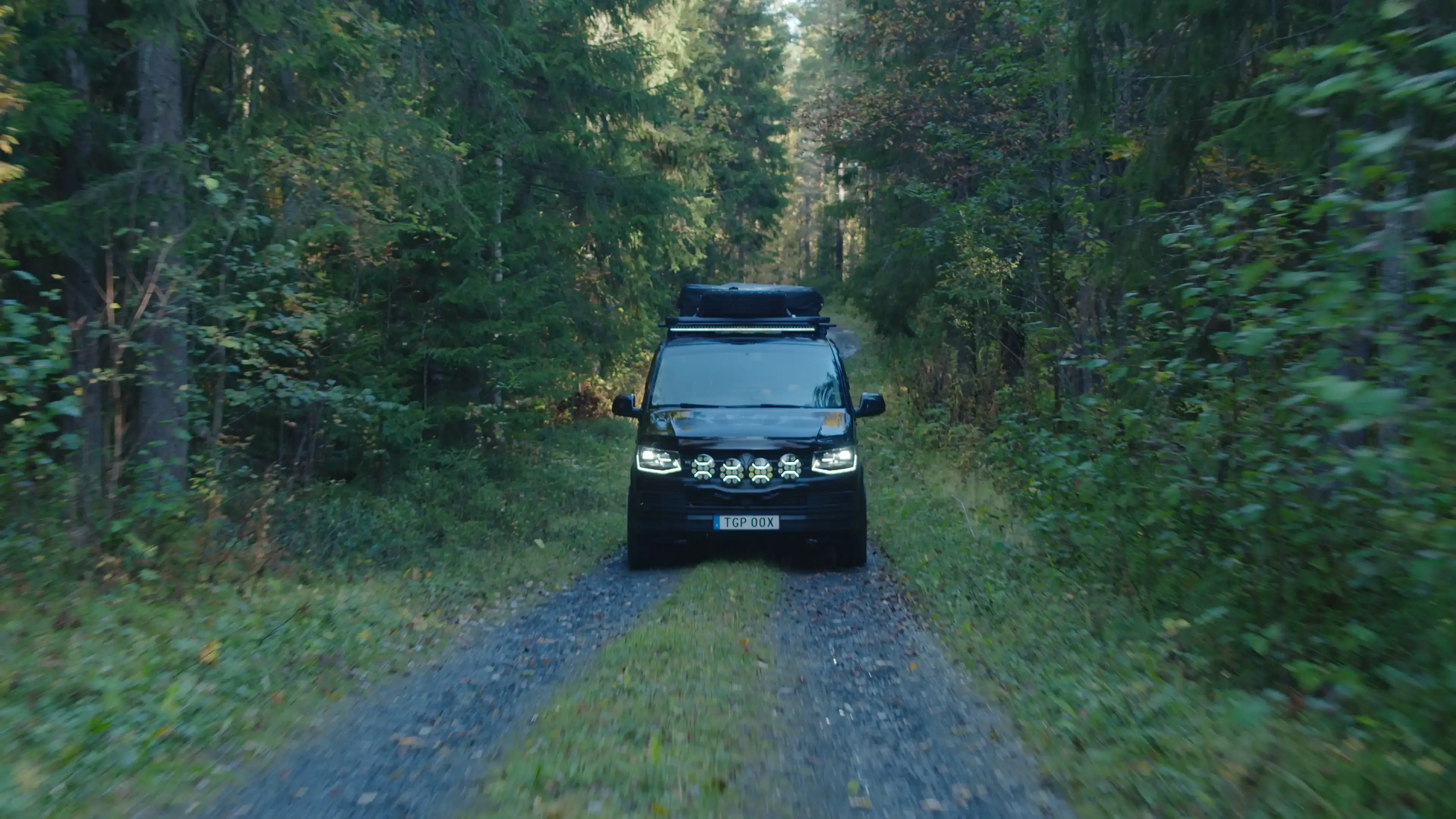 Multivanen är höjd med 4 centimeter och har nu lika hög markfrigång som en Volkswagen Amarok. Tillsammans med rejäla terrängdäck tar den sig fram bra skogen.