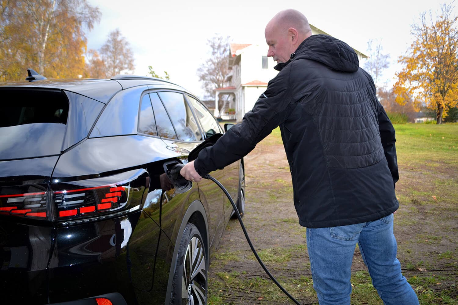 Kenneth brukar ladda bilen ungefär varannan kväll. ”Och då är inte det för att jag måste ladda utan för att jag vill buffertladda. Och så laddar vi alltid bara till 80% för att spara på batteriet”, säger Kenneth Axelstén.