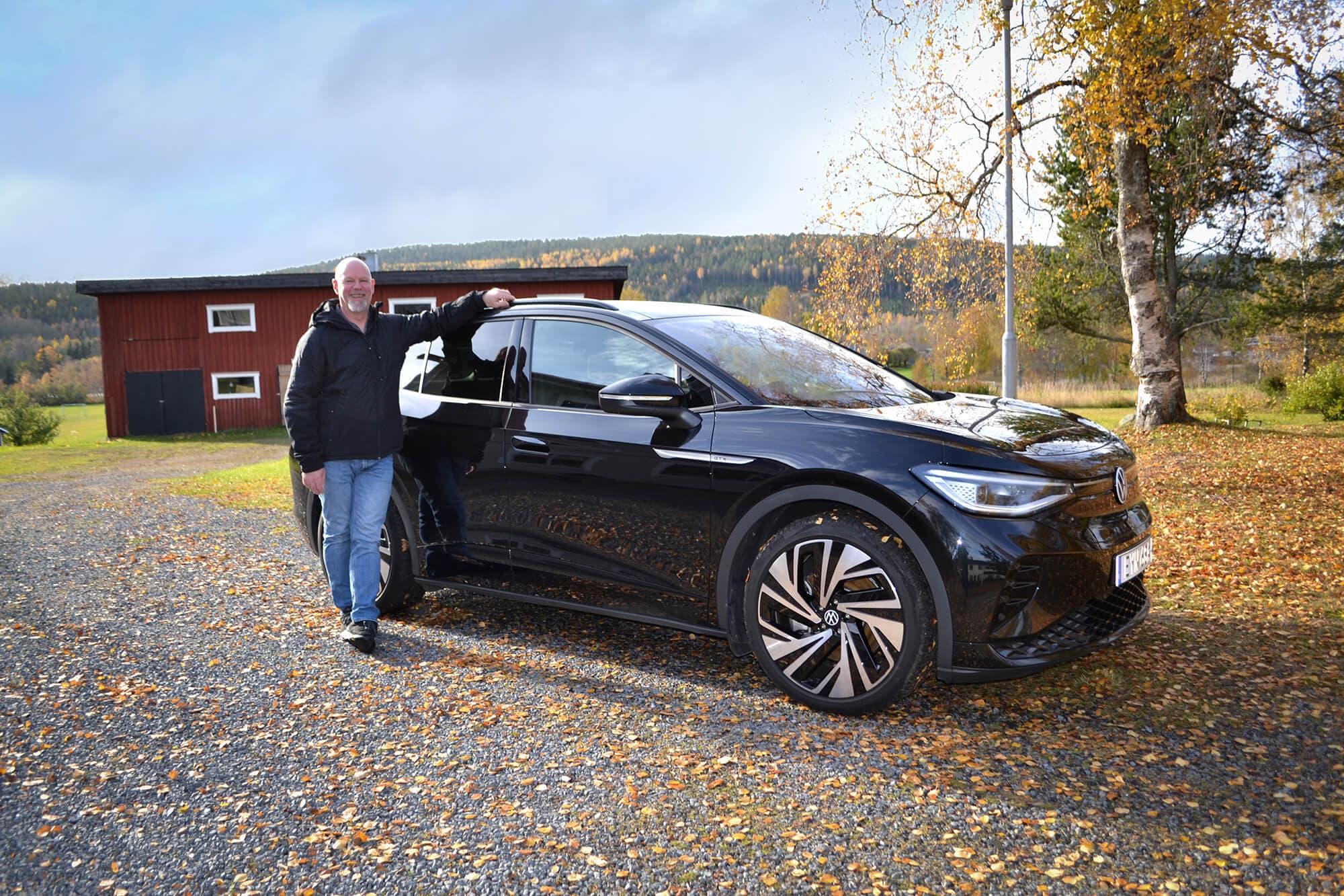 Familjen Axelstén fixade en helhetslösning med elförsörjning med solceller och laddbox i ladan på tomten när de köpte elbil.
