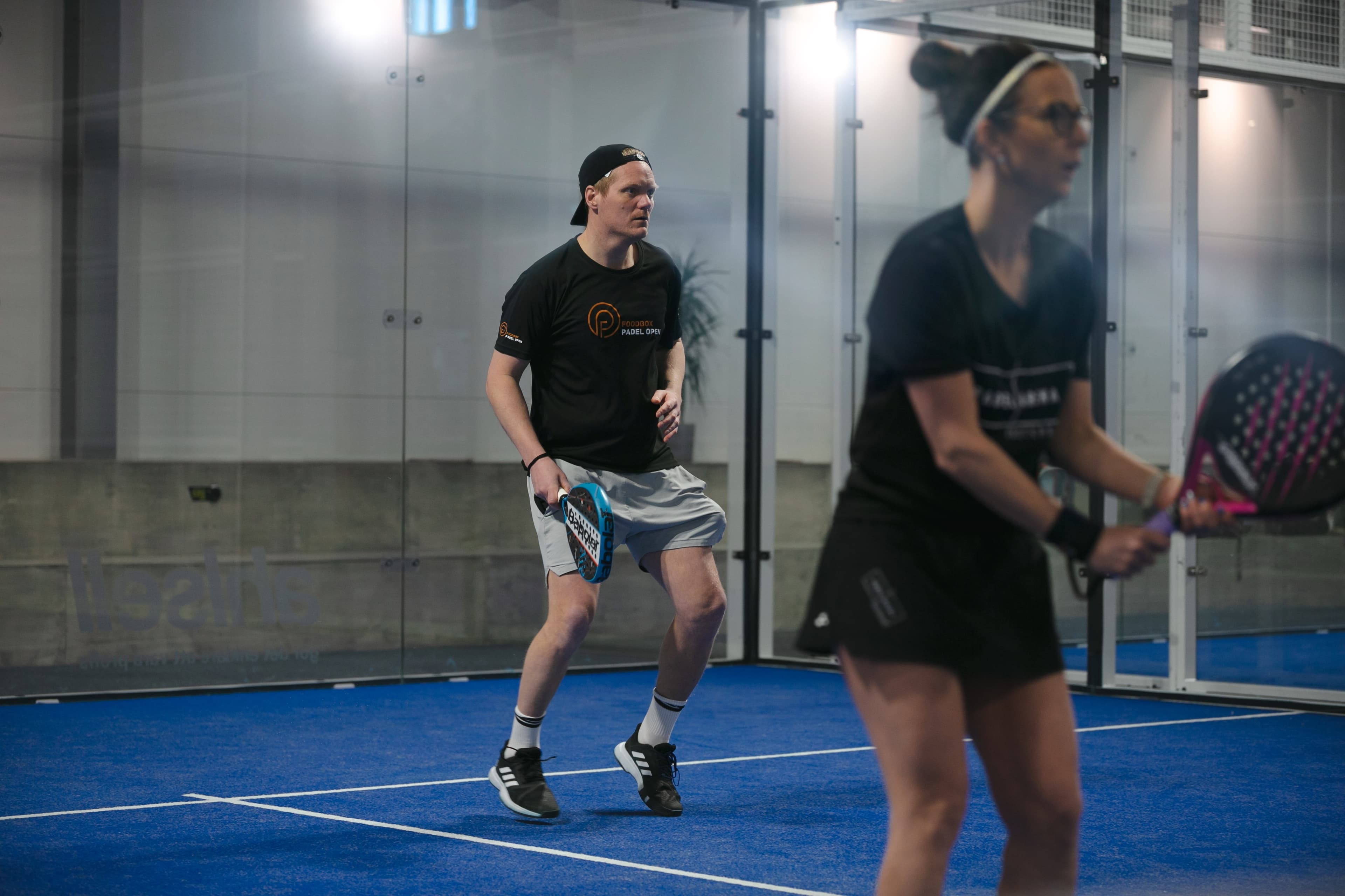 Caroline Jonsson, som driver Padel Arena i Östersund, var också med och spelade.
