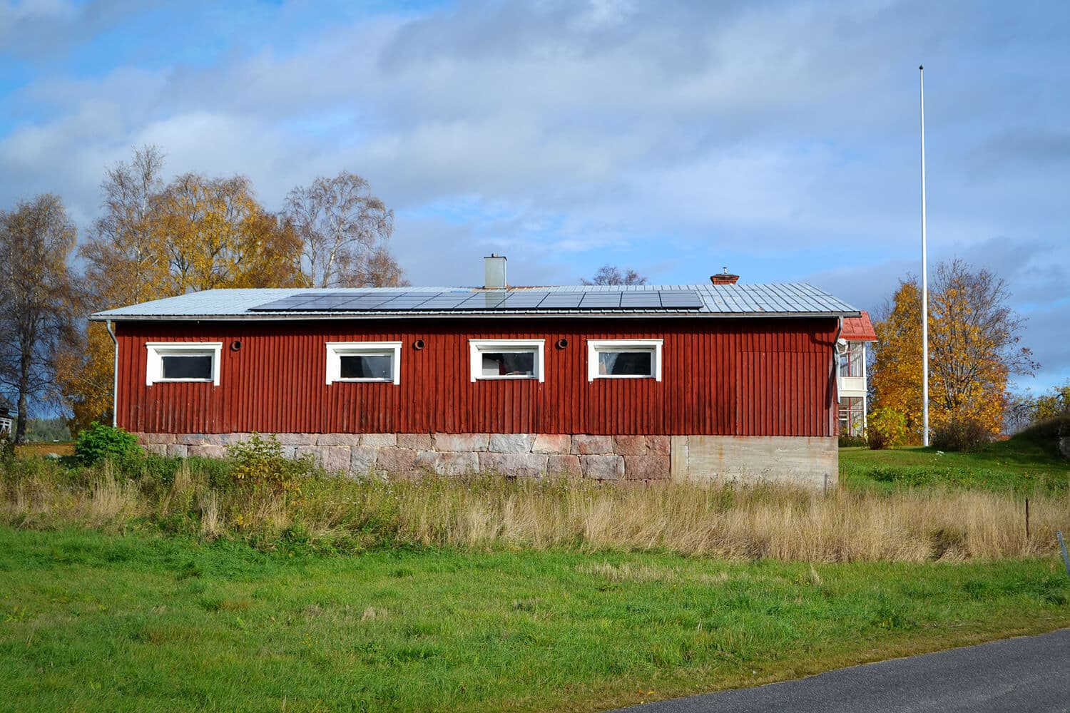 Familjen Axelstén fixade en helhetslösning med elförsörjning med solceller på ladans tak och laddbox i ladan på tomten när de köpte elbil.