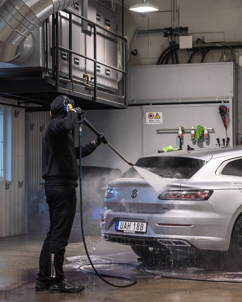 Ska du tvätta bilen själv är högtryckstvätten din bästa vän, helst i en ”gör det själv-hall” så gör du miljön en tjänst.