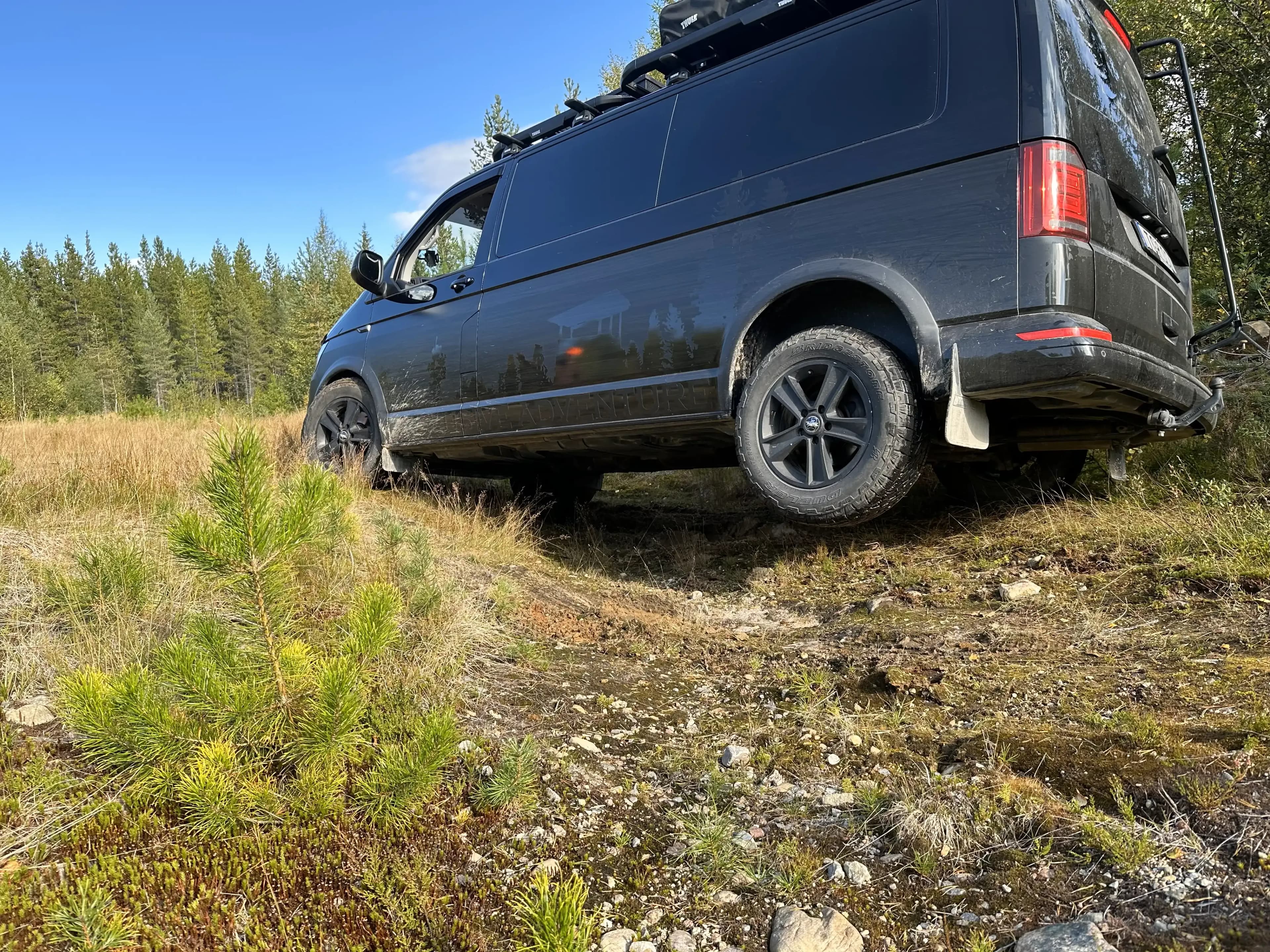 ”Jag lyckades hänga på en pickup förbi en bom på en skogsväg häromdagen och blev imponerad när bussen kunde hålla jämna steg i skogen”, säger äventyrsguiden Fredrik Myhr.