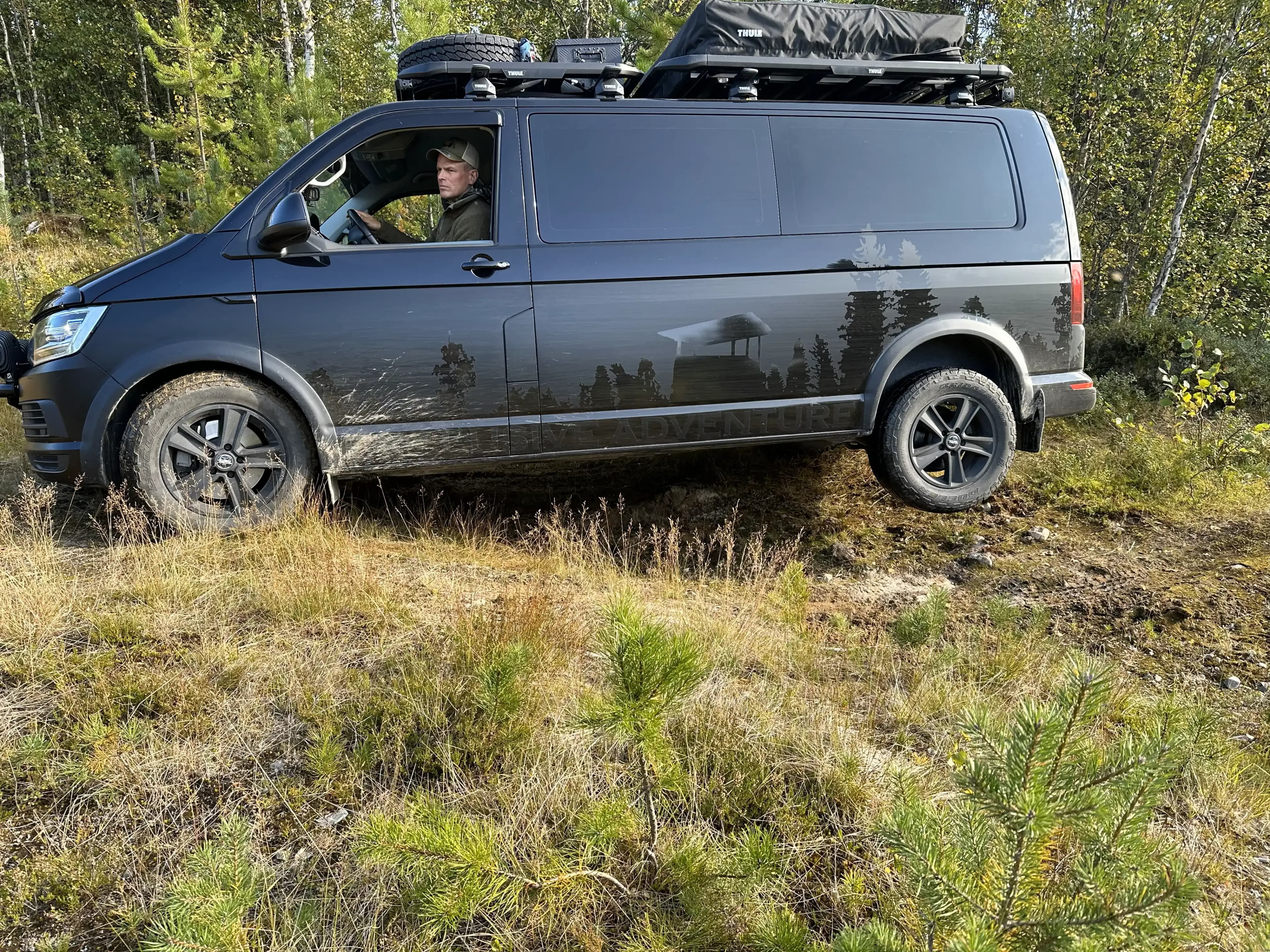 Den ombyggda Multivanen tar sig fram imponerande bra i skogen. Hur många bilar hade klarat sig ur den här situationen?
