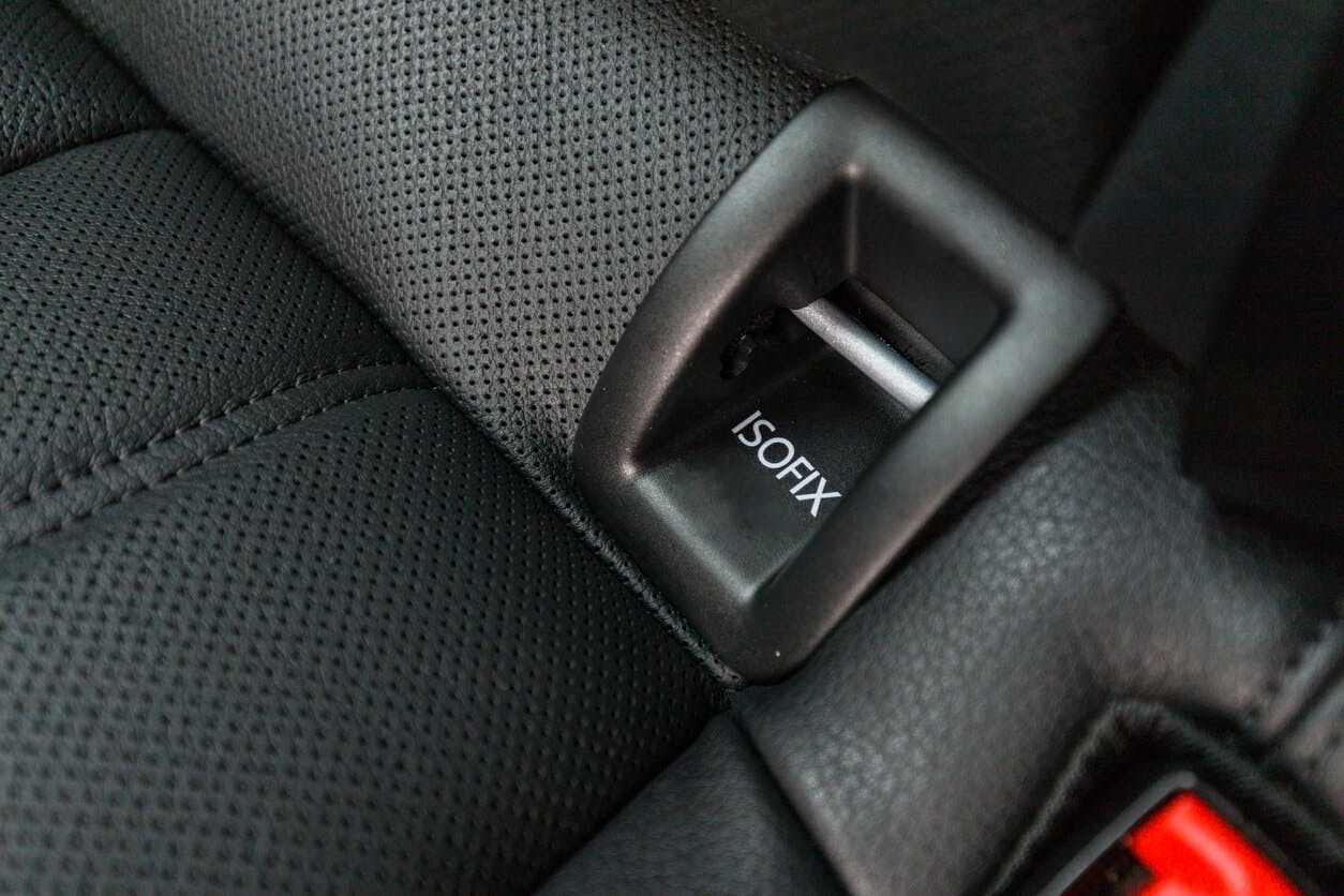 ISOFIX-fästena i bilen är två fästpinnar som sitter placerade vid delningen av sätet och stolsryggen. Där kan man fästa en bilbarnstol med denna typ av fästen.