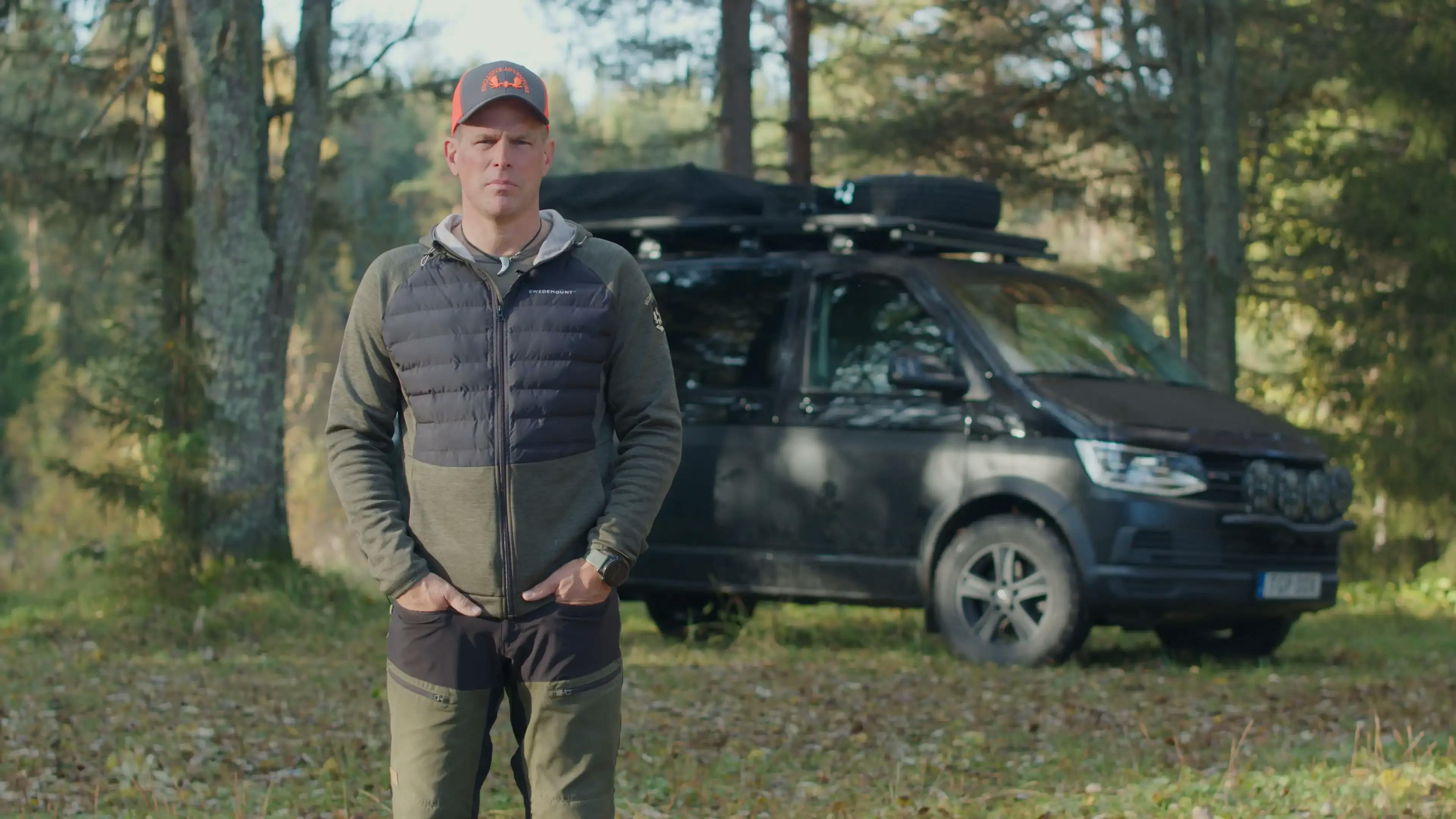 Äventyrsguiden Fredrik Myhr älskar alla typer av naturupplevelser i fjäll och skog och har jobbat med jakt i 32 år. Nu har han byggt den ultimata jaktbilen av en Volkswagen Multivan.