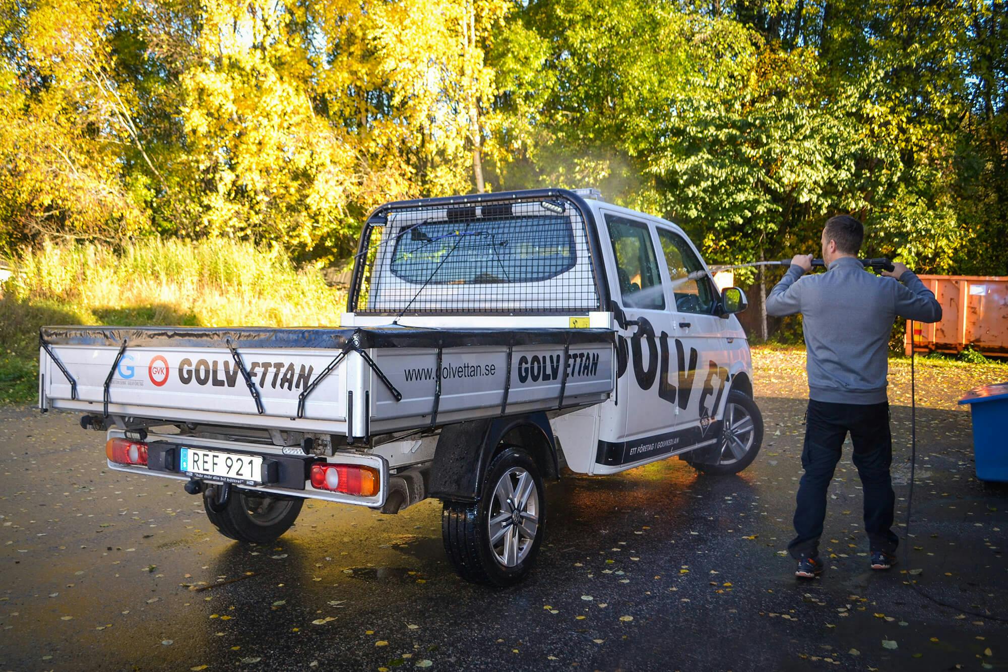 ”Om man inte har fräscha bilar så ska man inte ha reklam på dem. En ren bil är bra reklam.”, säger Johan Olsson, VD Golv Ettan. På bilden ser arbetsledaren Joakim Ljunglöf till att deras Transporter pickup får en tvätt.