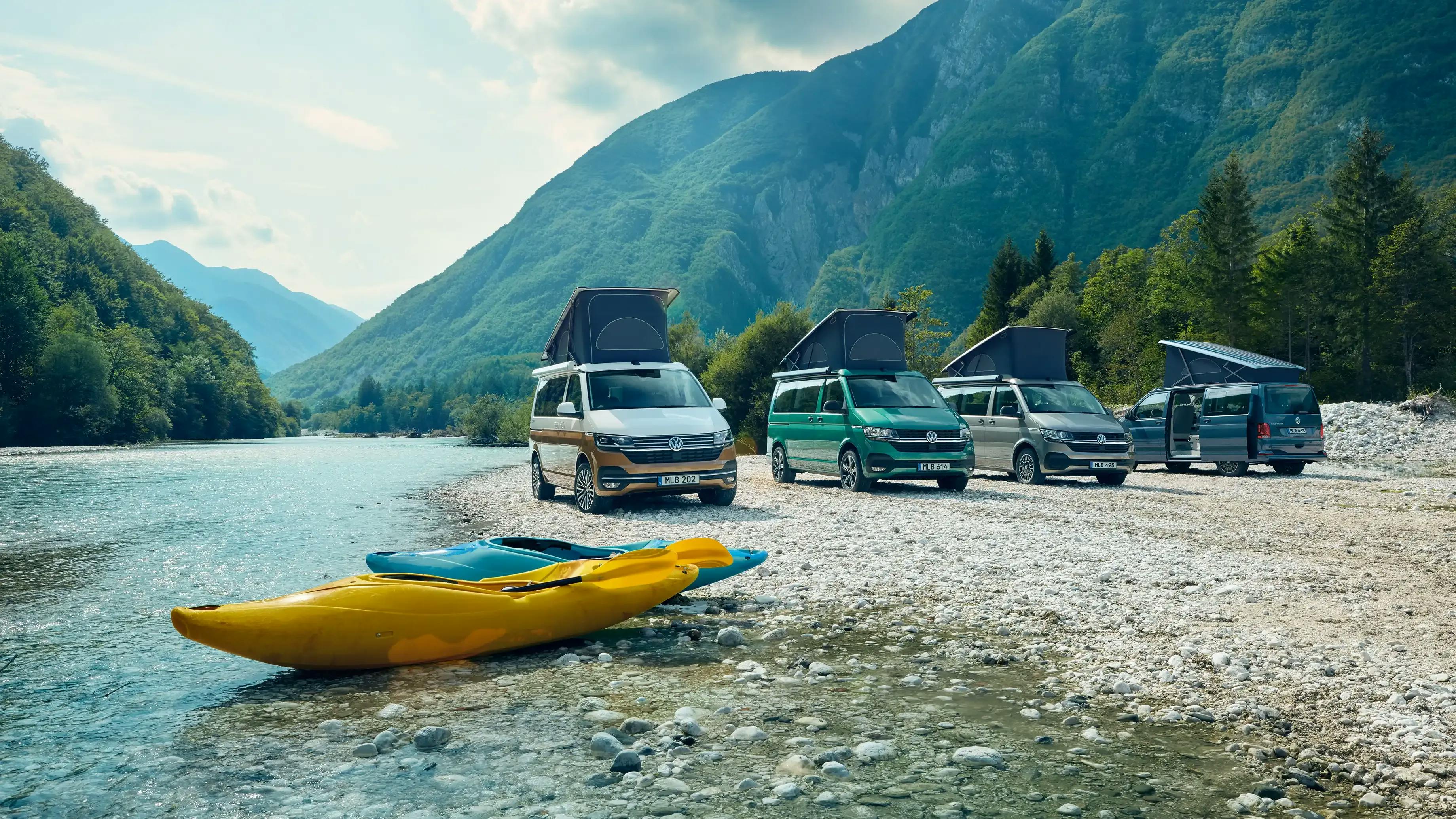 Det finns appar som hjälper dig att hitta natursköna ställplatser och bekväma campingplatser längs din rutt. Husbilarna på bilden är av modellen Californina från Volkswagen.