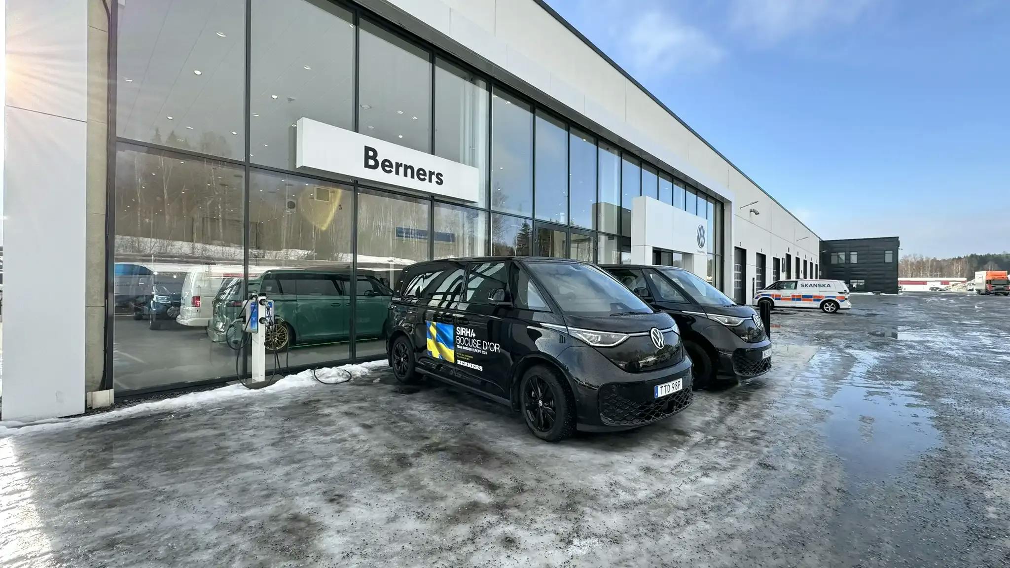 För att även det svenska teamet ska transporteras hållbart mellan Stockholm och Trondheim så har Berners person- och transportbilar sponsrat med två Volkswagen ID.Buzz:ar som drivs på 100 procent el.