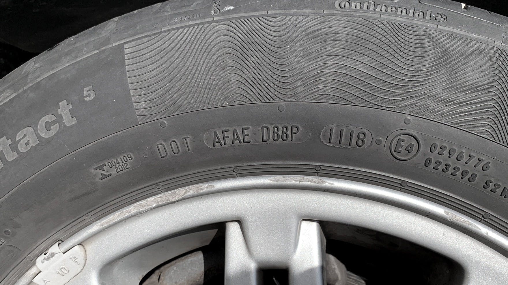Däckets DOT-märkning visar var och när däcket är tillverkat. Sifforna 1118 på bilden betyder att däcket tillverkades vecka 11 år 2018.