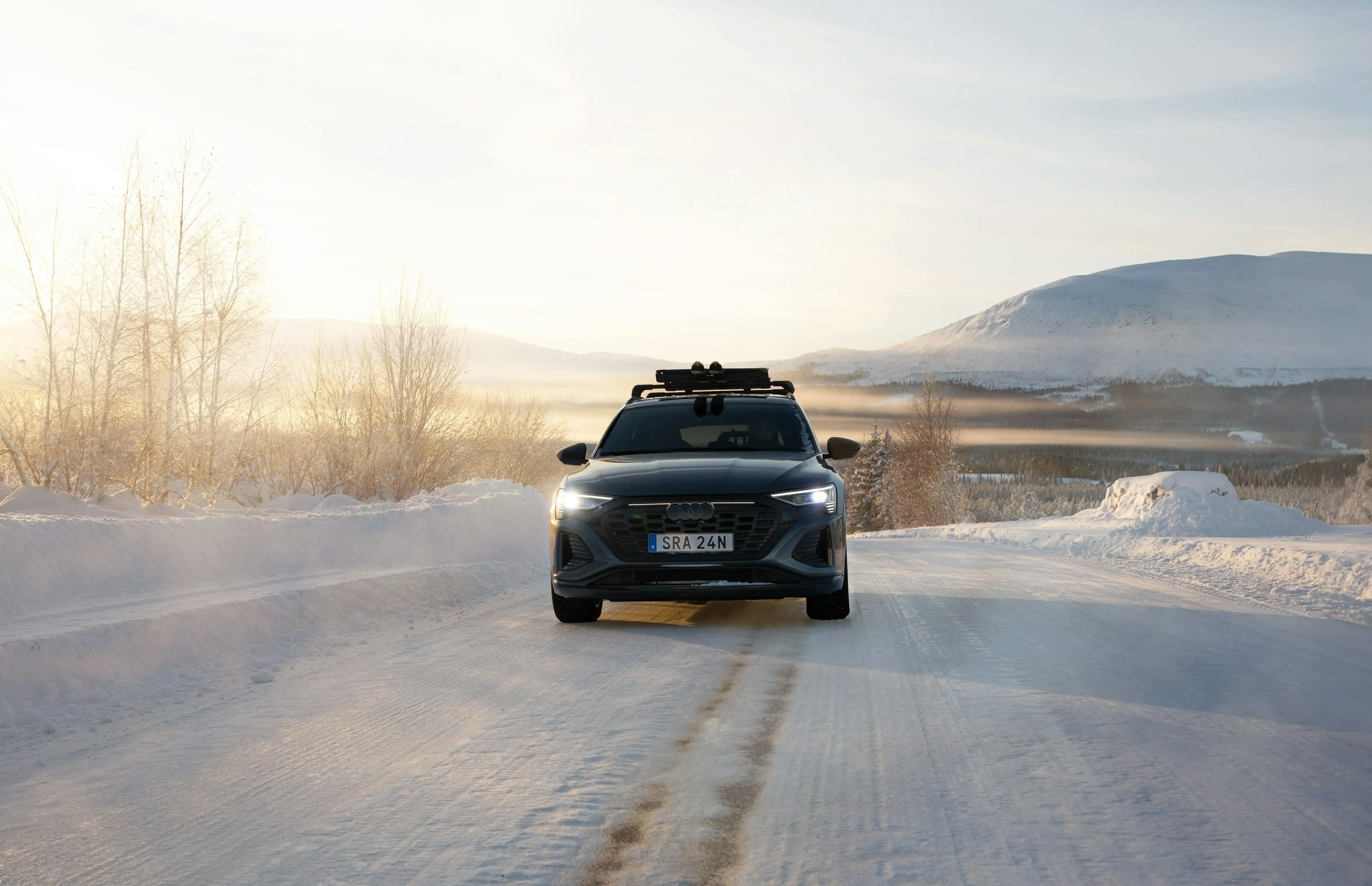 Audi Q8 e-tron har generellt en räckvidd på upp till 490 km. Vid -10 grader minskas räckvidden till cirka 411 km.