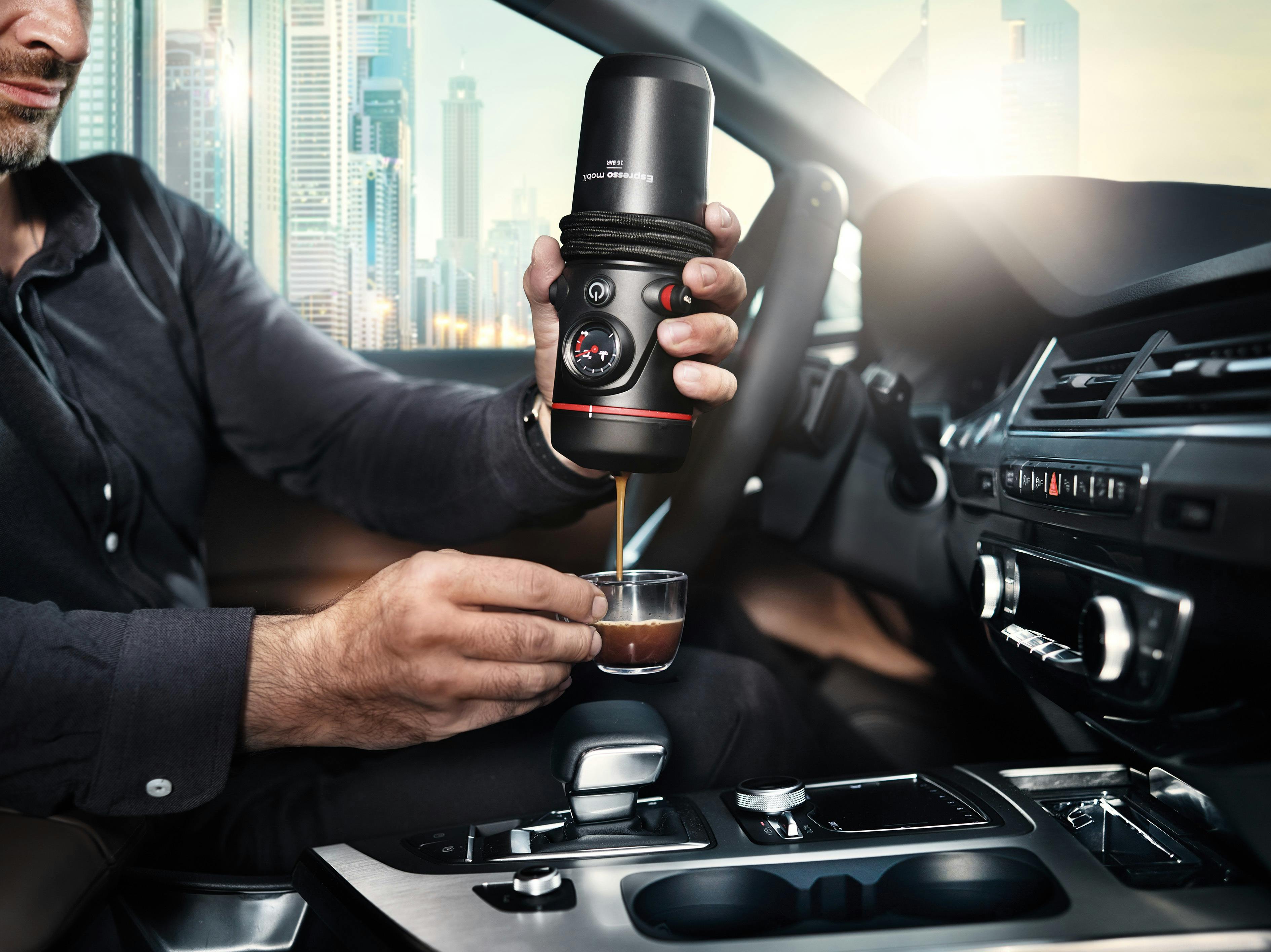 Ta en kaffepaus i bilkön. Volkswagen AutoSet innehåller espressomaskin för 12V-uttaget i bilen, två okrossbara espressokoppar och 25 st Pods så att du kan njuta av din espresso på resande fot, 3 024 kr eller 252 kr/mån med märkeskort.