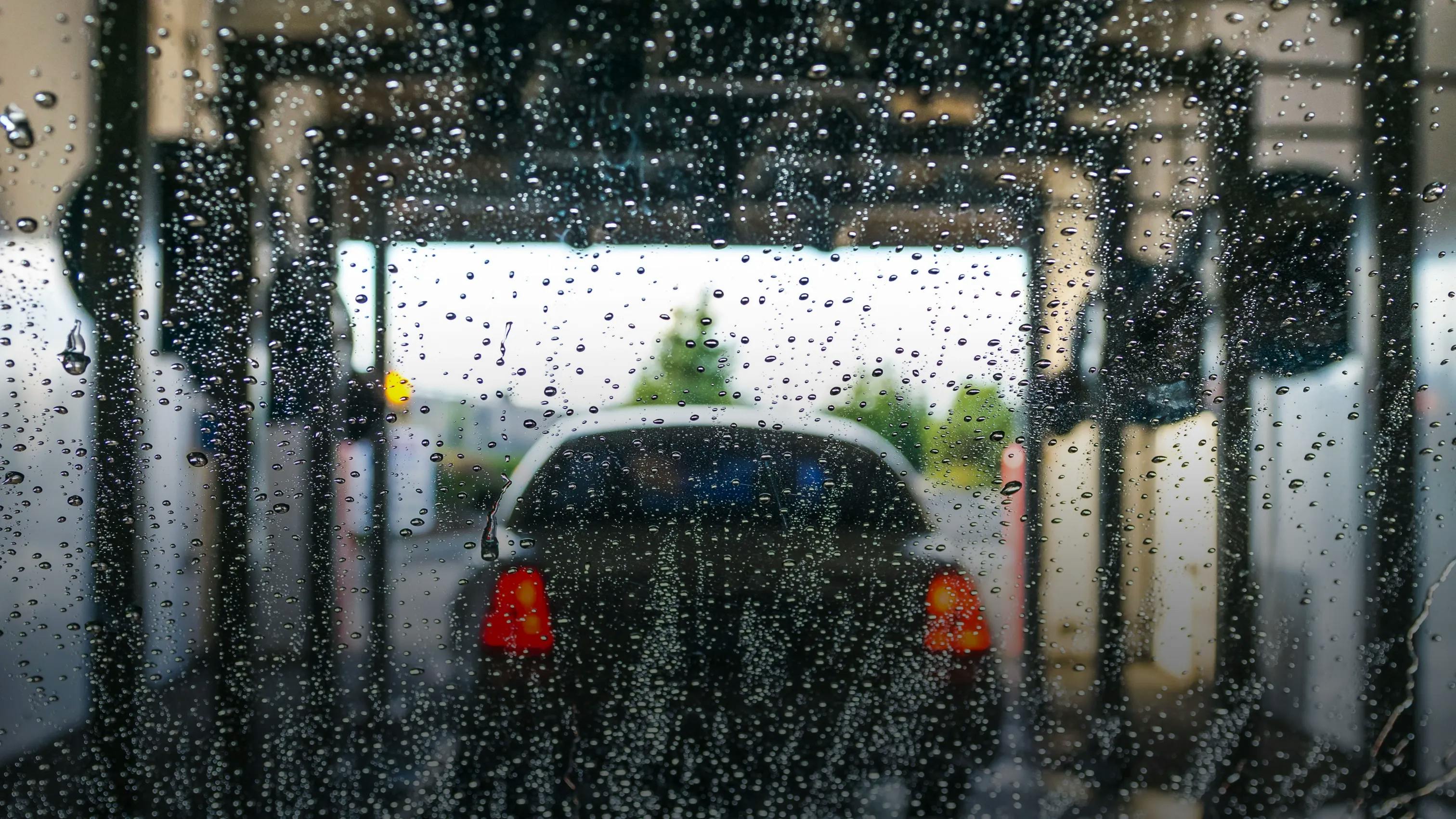 Att tvätta bilen i en automatisk biltvätt är både enkelt och miljövänligt.